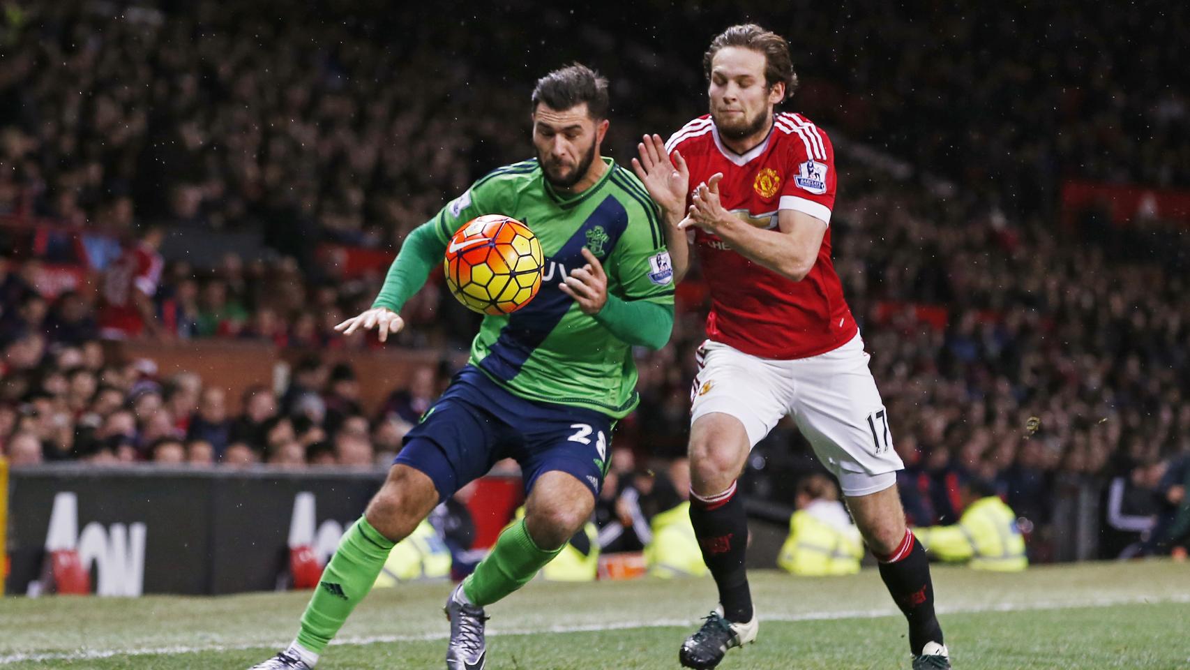 Daley Blind intenta robarle la pelota a Charlie Austin.