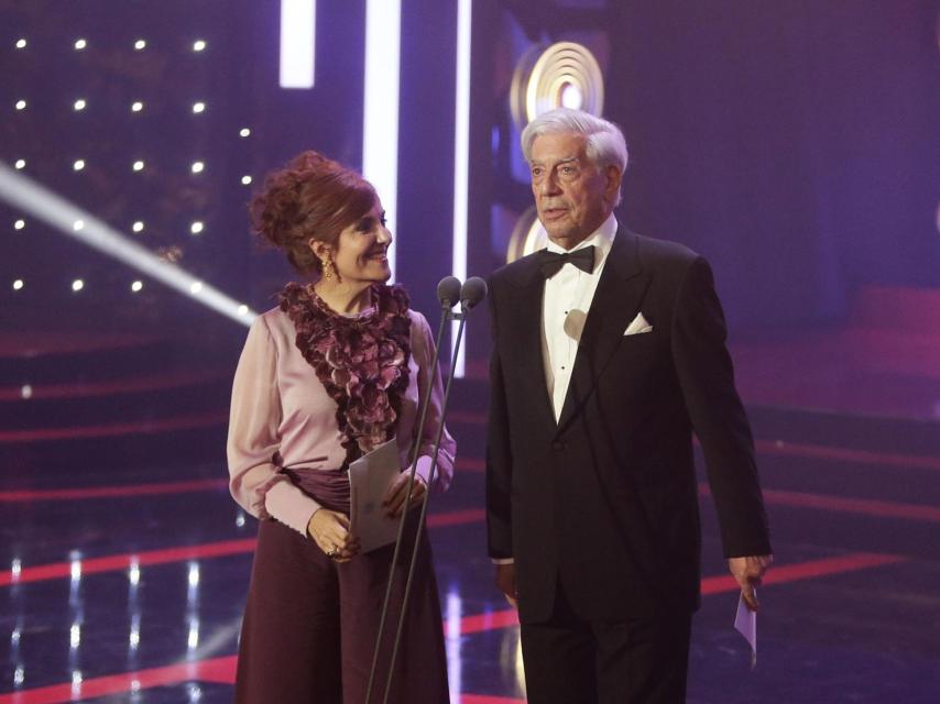 Elvira Lindo y Vargas Llosa han sido los encargados de entregar el Goya al Mejor Guión