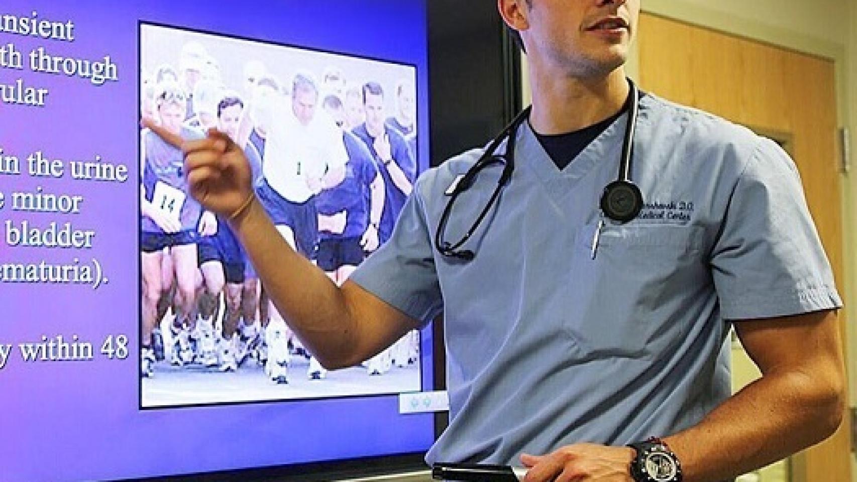 El doctor Mike mientras imparte una de sus clases