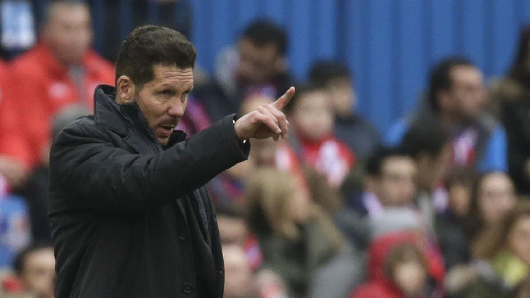 Simeone da instrucciones.