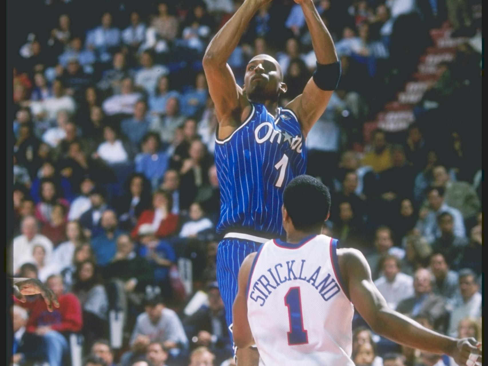 Hardaway tira a canasta.
