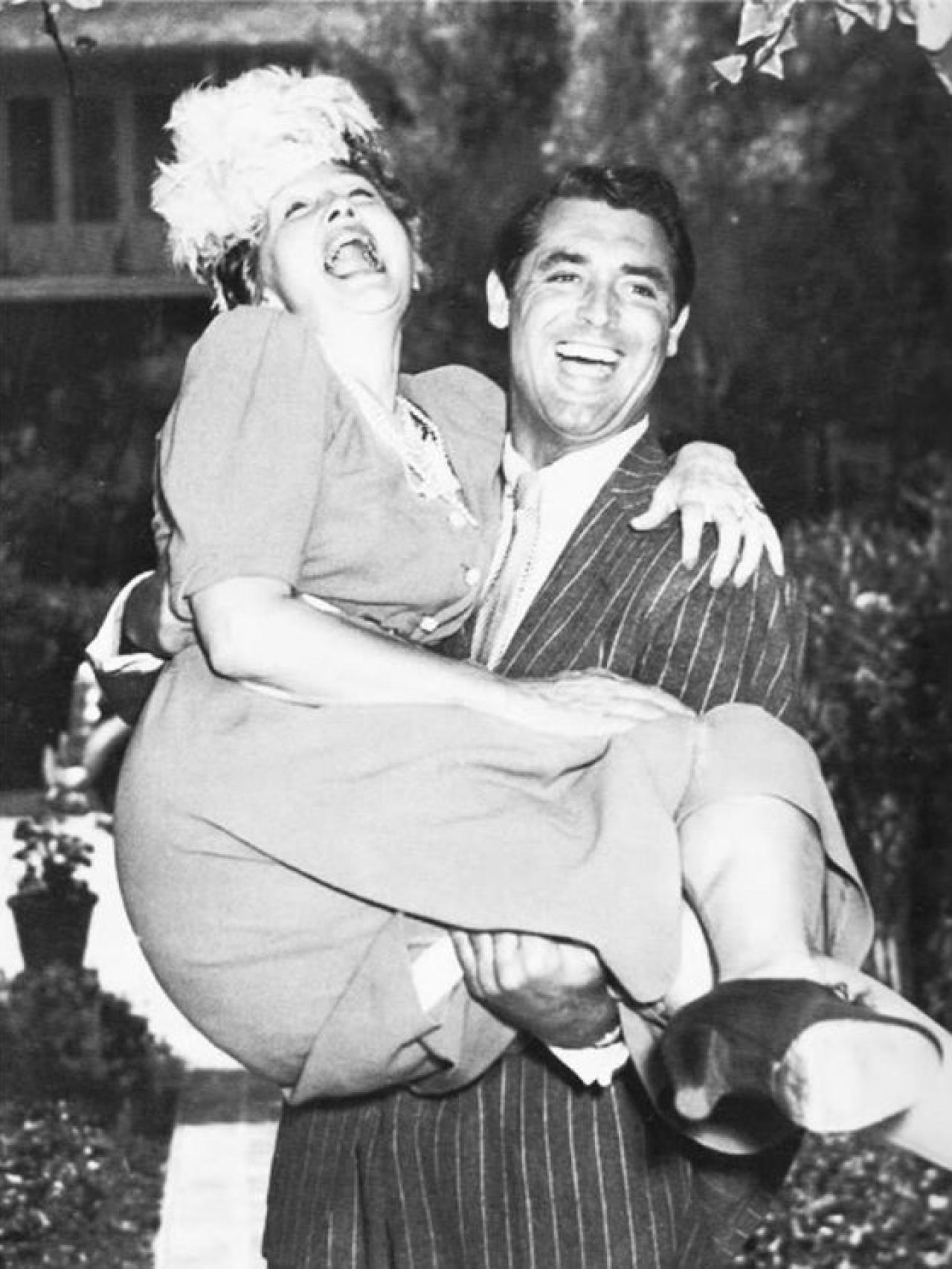 Cary Grant coge en brazos a Hopper para enseñarle su nueva casa