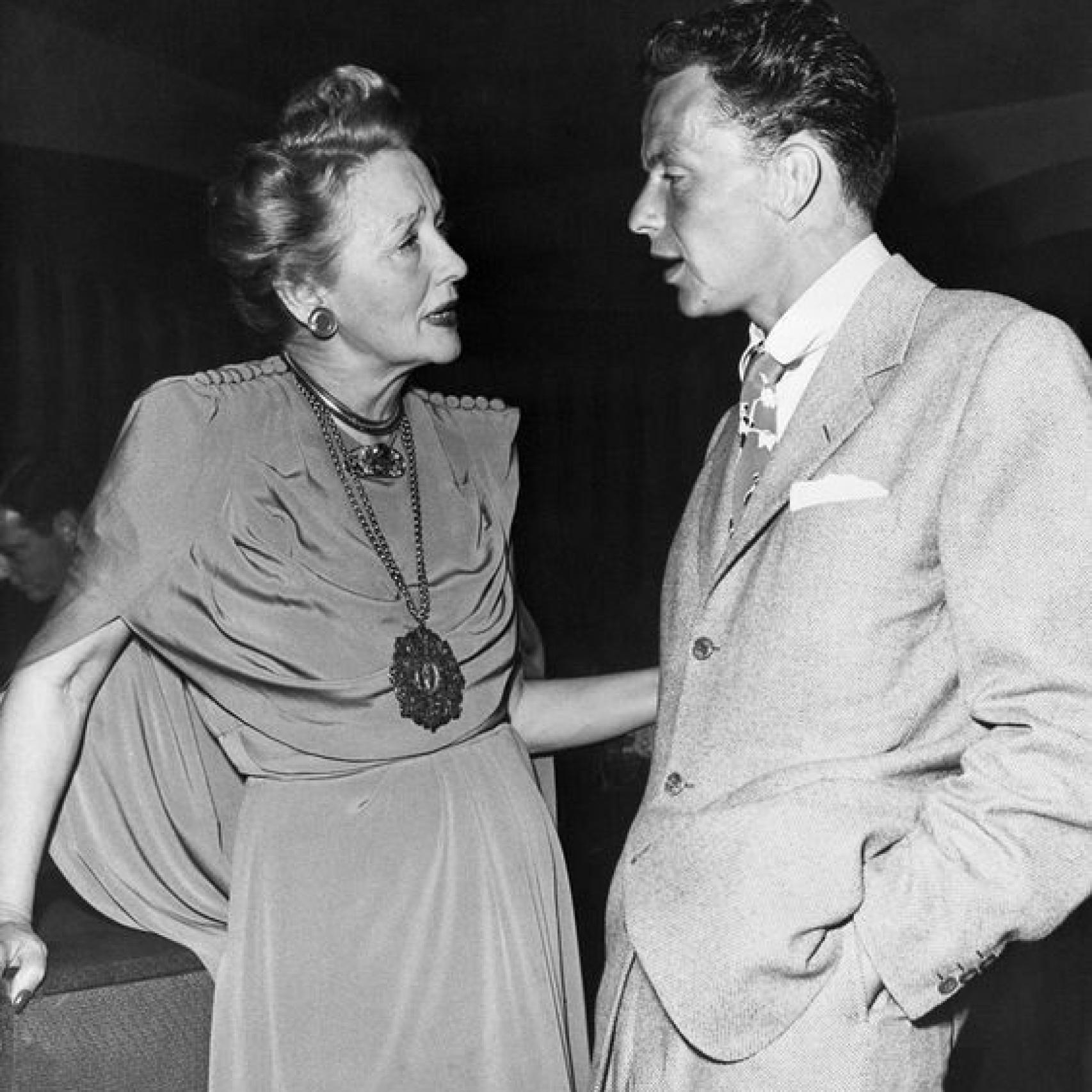 Hopper charla con Frank Sinatra