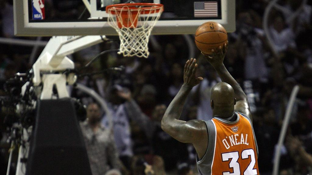 Shaquille ONeal lanza un tiro libre en su última etapa en Phoenix Suns.