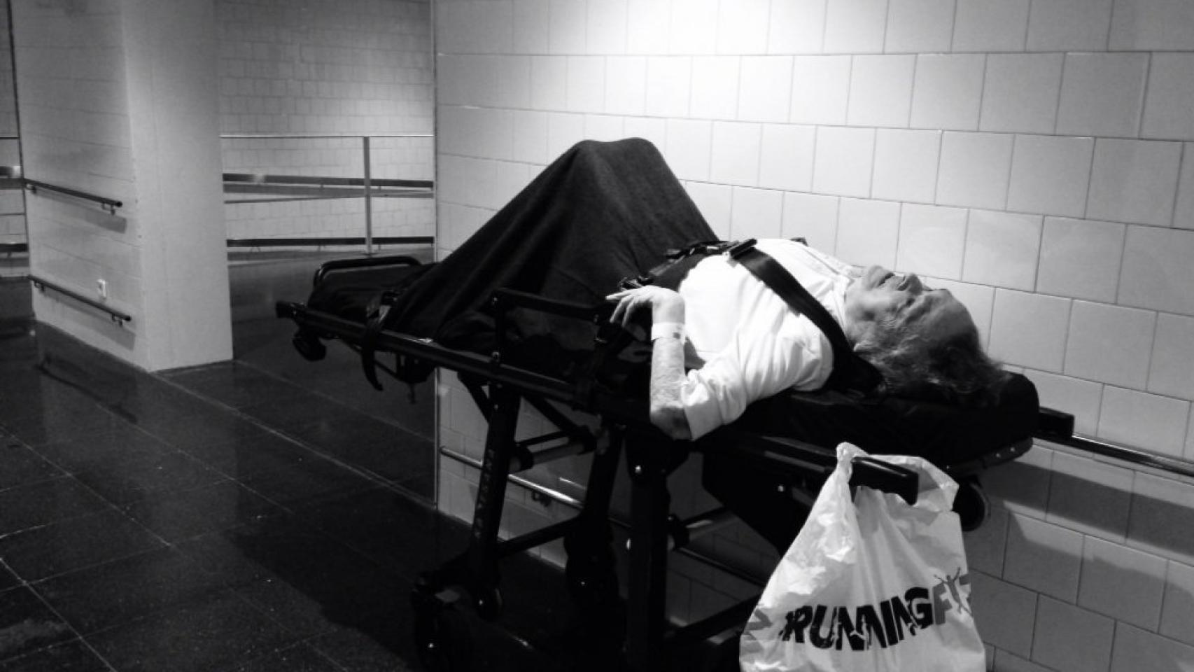 Joan Coscubiela fotografía a su madre en los pasillos del Hospital del Mar y lo sube a Twitter.