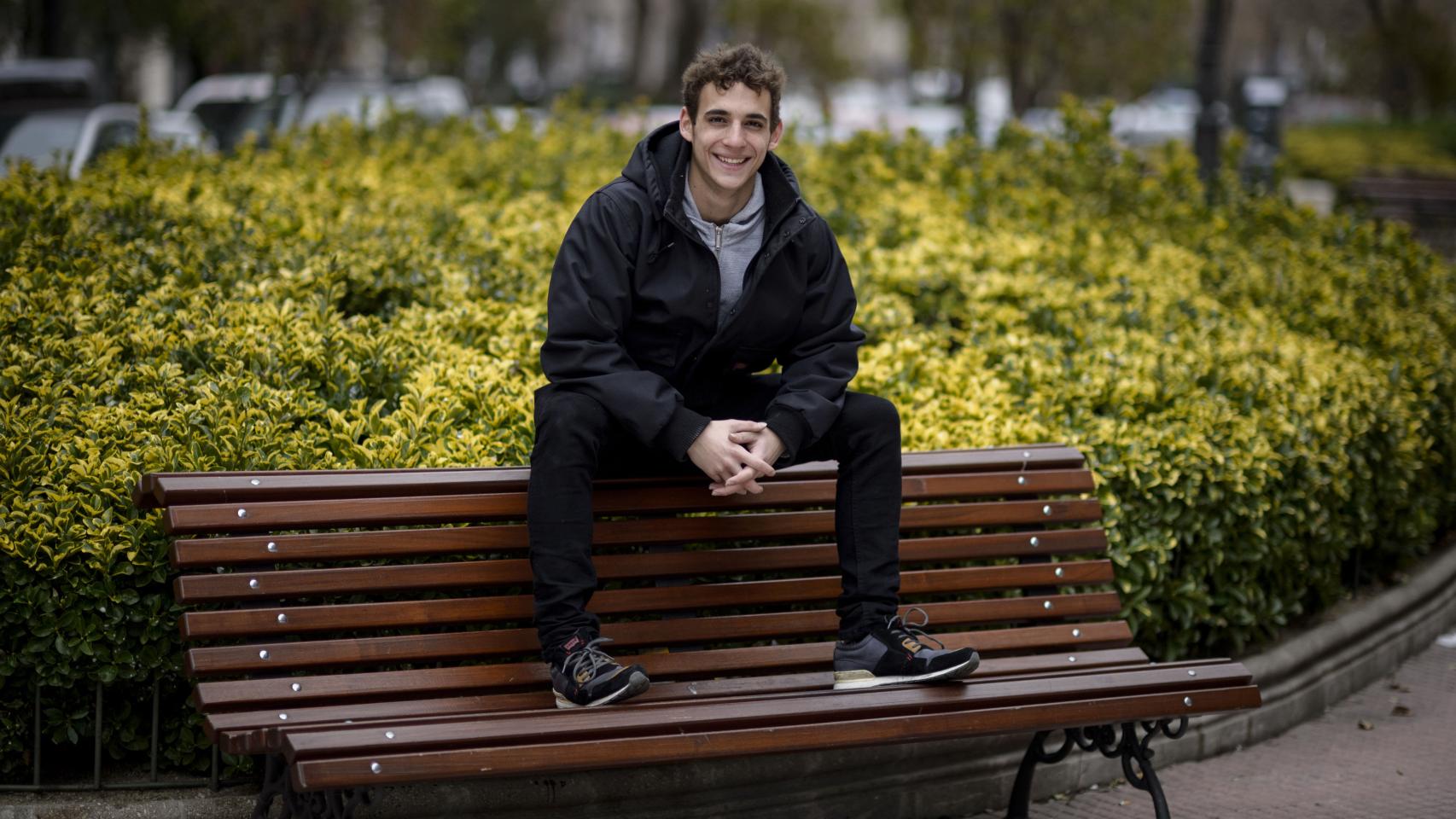 Miguel Herrán posa en la Calle Arapiles