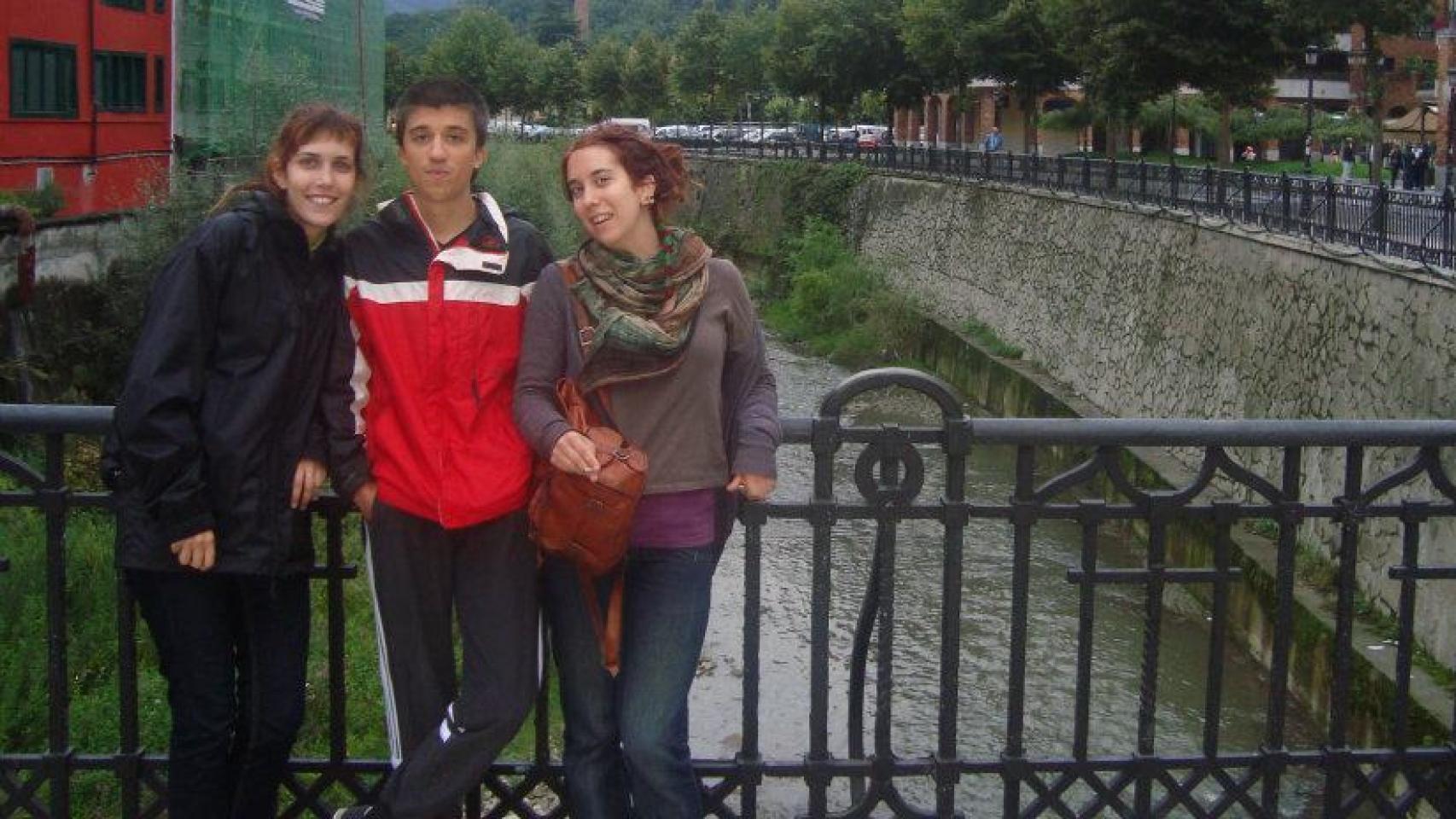 Guillermo Errejón en  Beasain (Gipuzkoa) con dos amigas