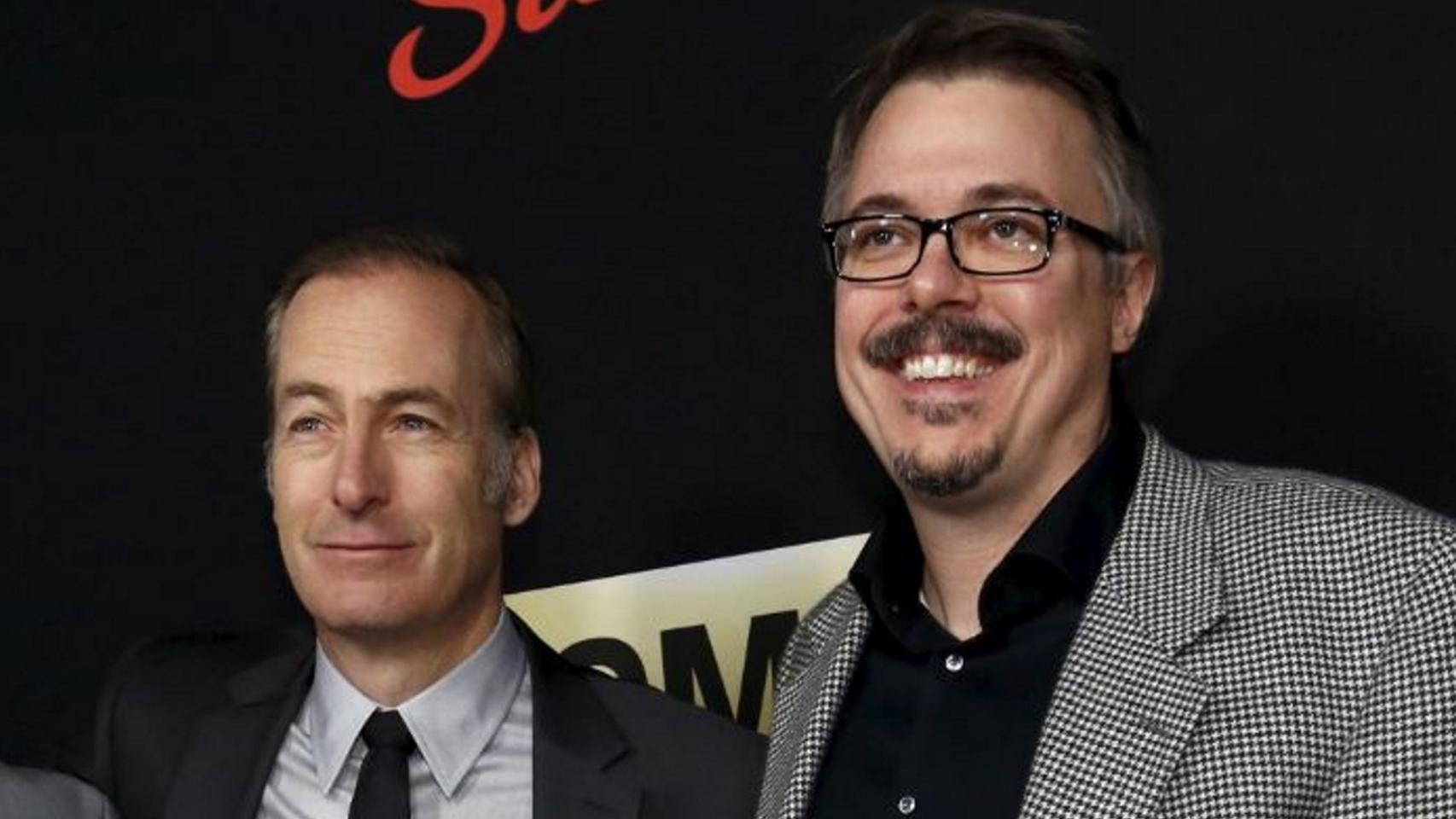 Vince Gilligan, a la derecha, posa con Bob Odenkirk, que interpreta a Saul Goodman.