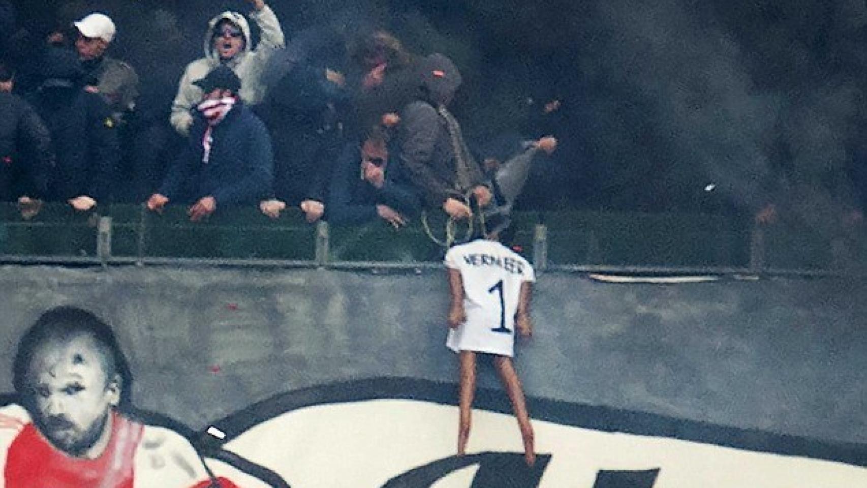 Los hinchas del AJax mostraton una figura del portero del Feyenoord ahorcado.