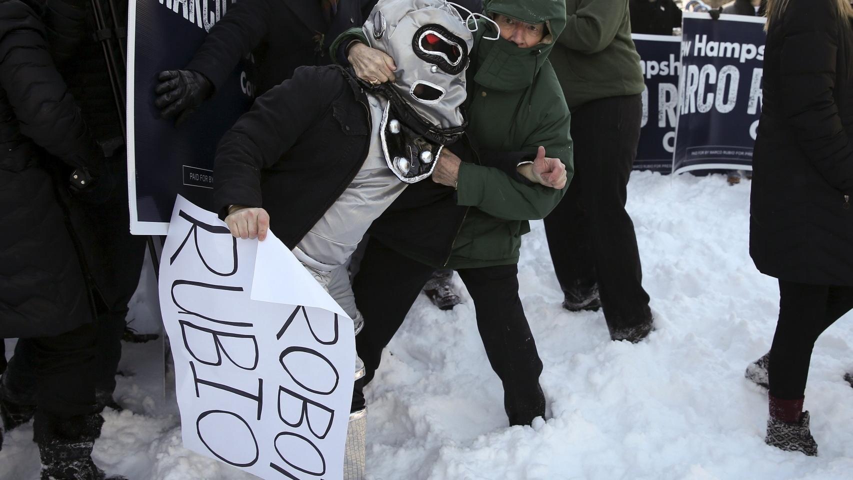 Simpatizantes de Marco Rubio reducen al 'robot'.