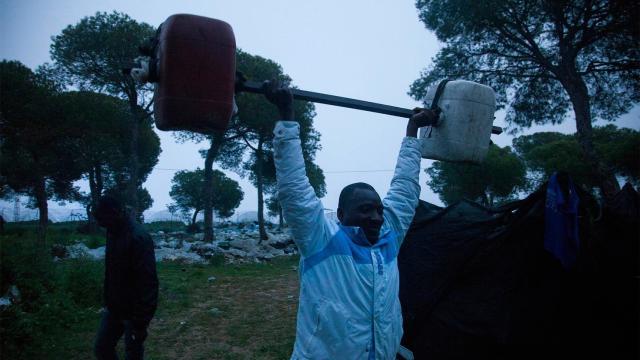 Un subsahariano en el asentamiento de Las Madres.