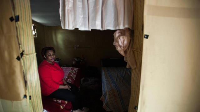 Felisa, en la chabola en la que vive.