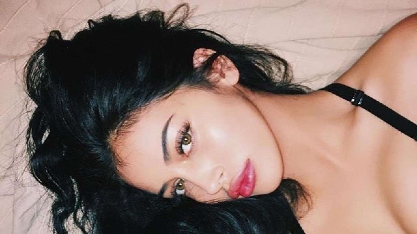 La fan de Justin Bieber posa tirada en la cama en sus redes sociales