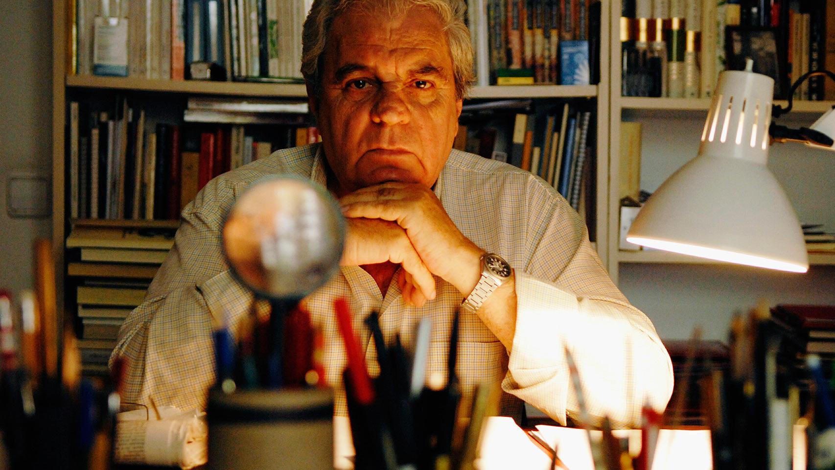 El escritor Juan Marsé en su casa de Barcelona