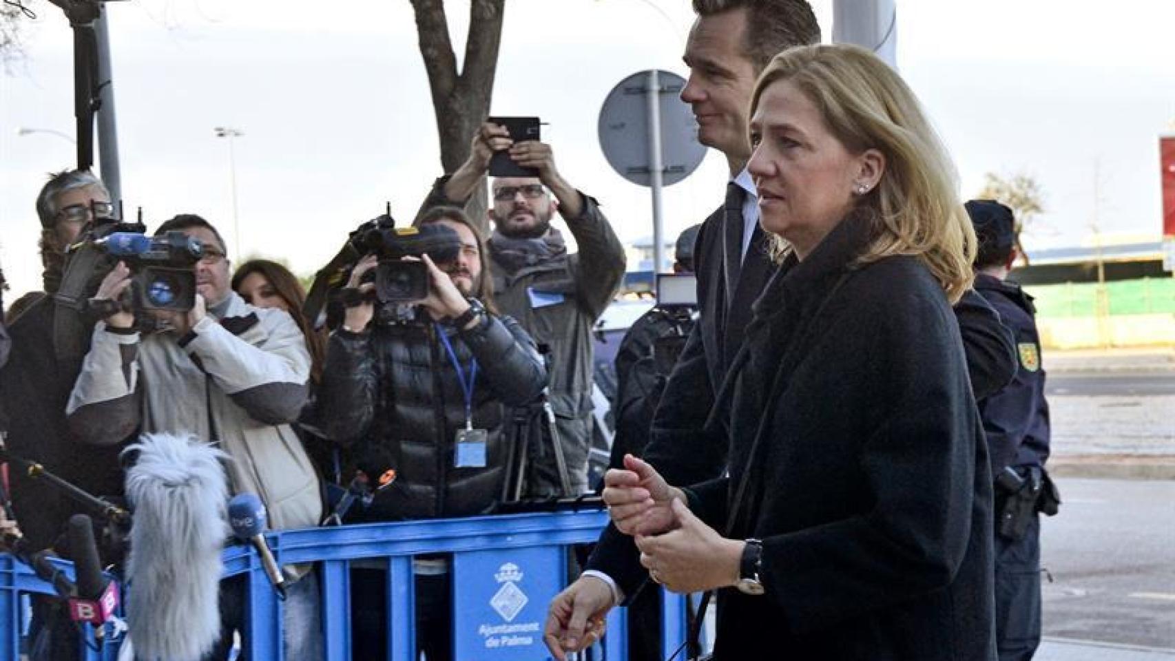 La Infanta y Urdangarin a su llegada a la Escuela Balear de la Administración Pública.