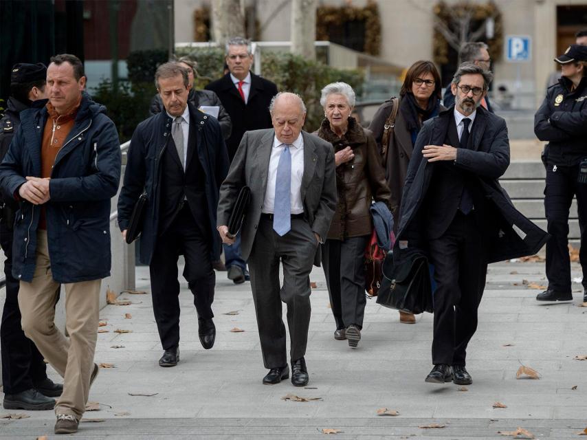 Jordi Pujol y Marta Ferrusola camino de la Audiencia Nacional.