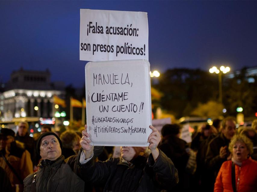 Las pancartas que reflejan la indignación de los manifestantes.