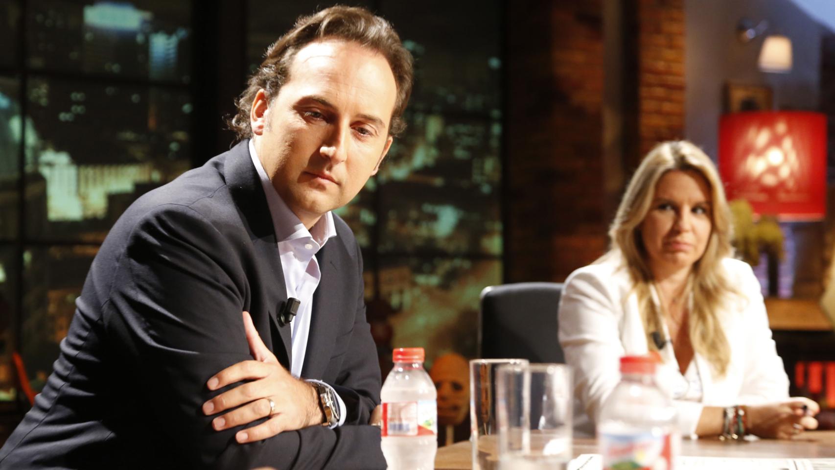 Iker y Carmen en el plató de Cuarto Milenio