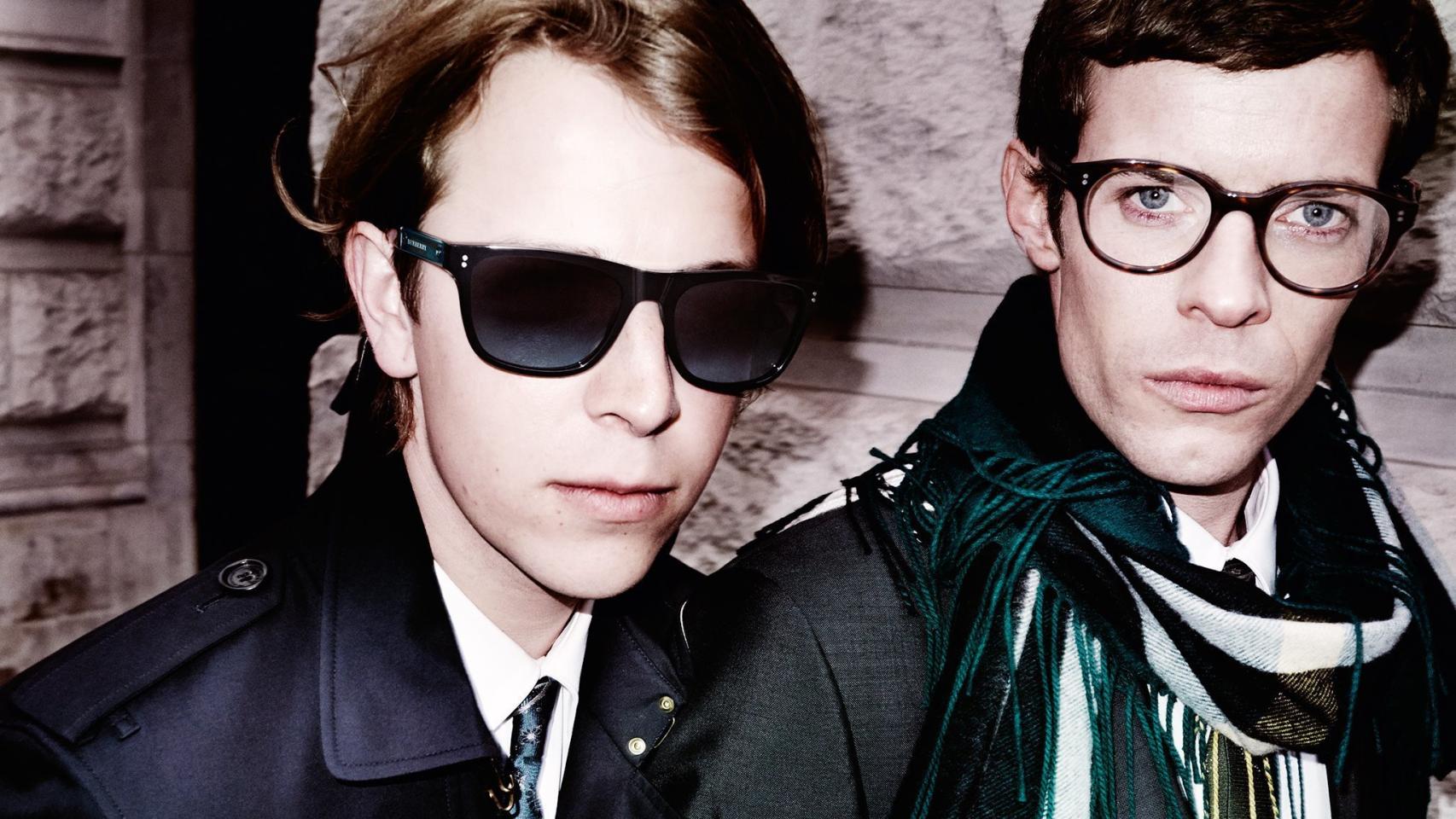 Tom Odell Y Harry Treadaway  fotografiados por Mario Testino para Burberry