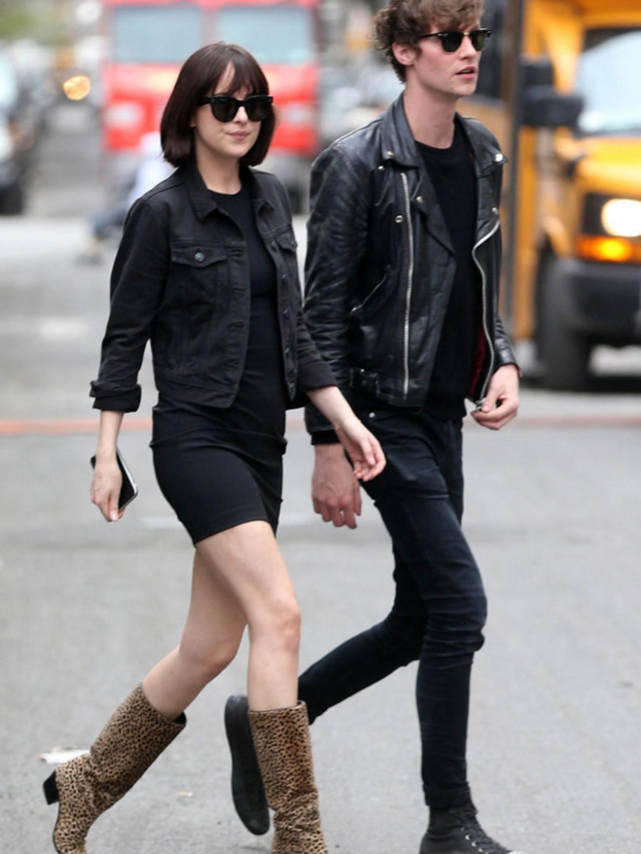 Dakota Johnson y su novio Matthew Hitt de paseo por Nueva York