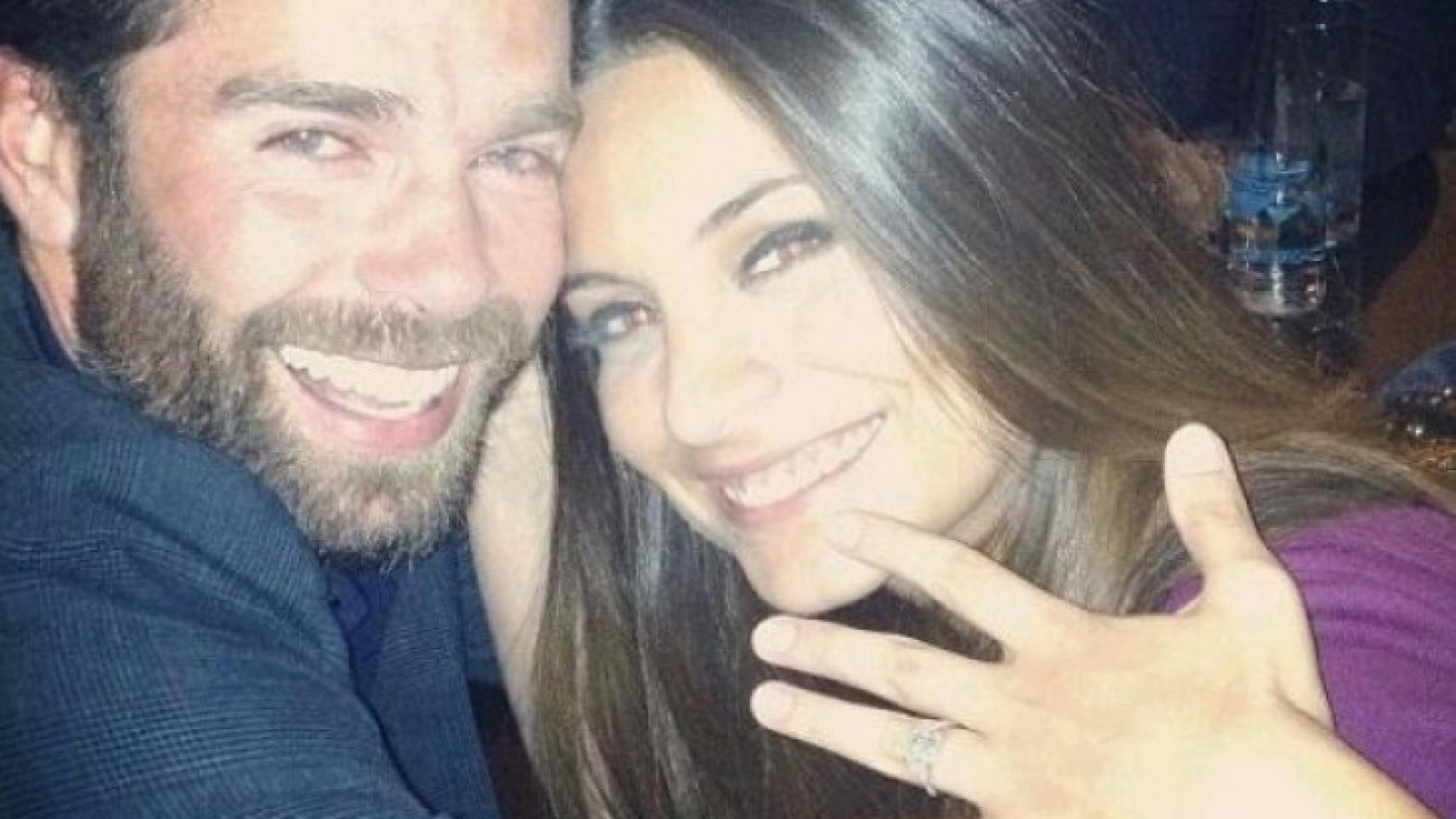 Ana Brenda enseña su anillo de compromiso junto a Alejandro Amaya