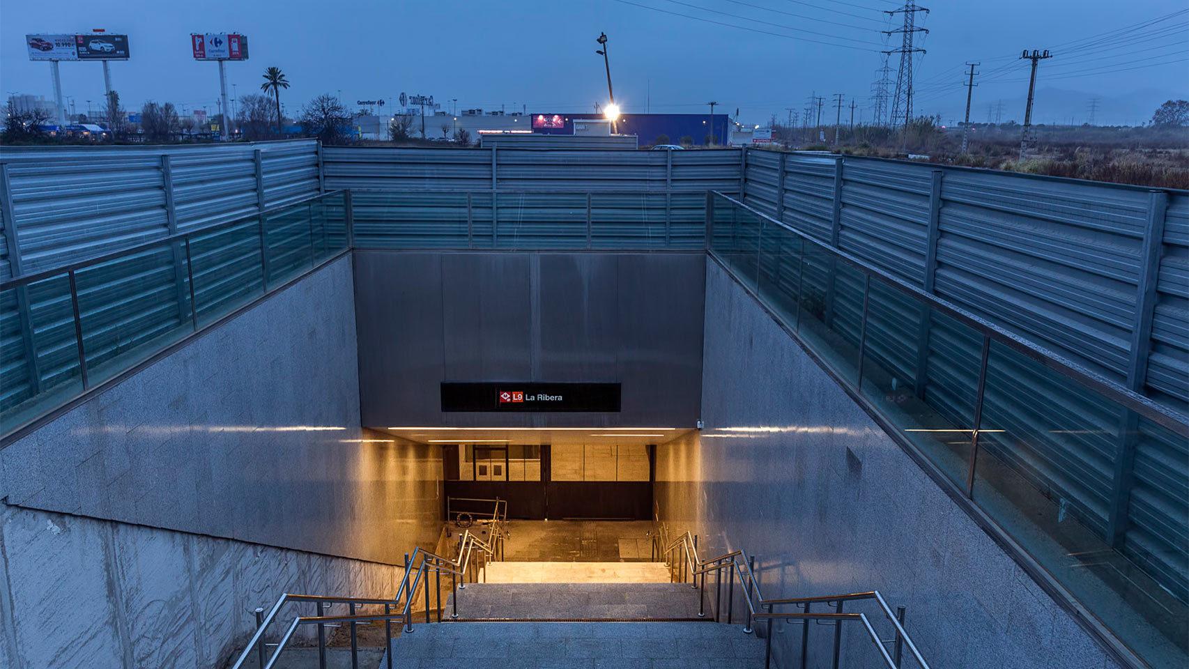 La estación de La Ribera, en El Prat, se construyó pensando en una futura promoción inmobiliaria. Finalmente ha quedado en medio de la nada y no se sabe si abrirá