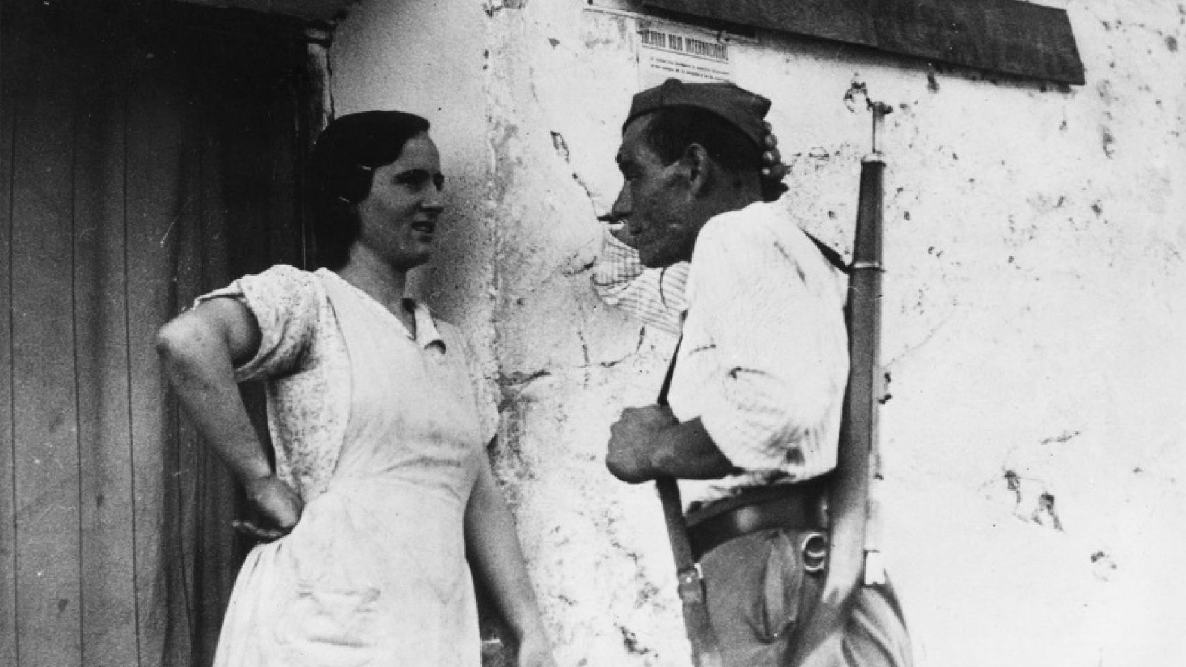 Un miliciano y una vecina, en Extremadura, durante la Guerra Civil.