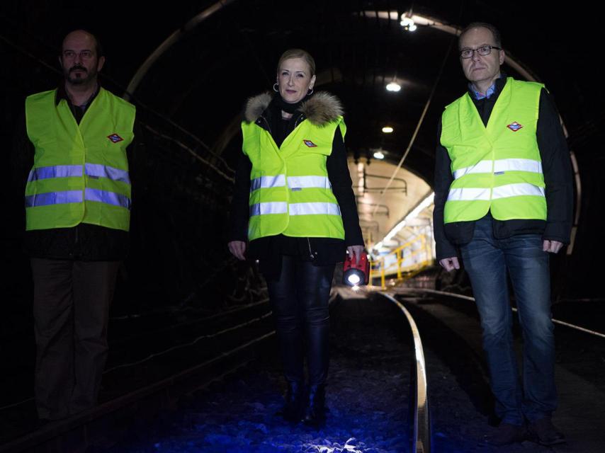 Cifuentes, junto al consejero de Transportes, Pedro Rollán, y el consejero delegado de Metro, Juan Bravo
