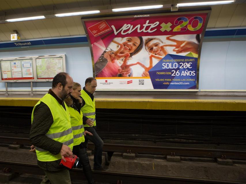 Cifuentes recorre las vías del metro en la estación de Tribunal.