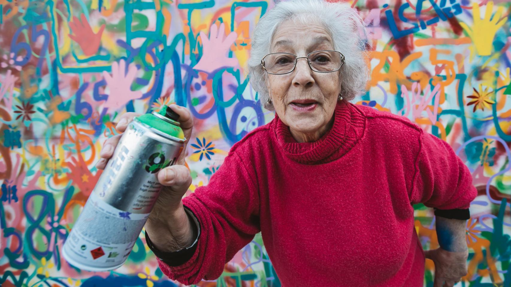 Una de las ancianas que participan en el proyecto, spray en mano