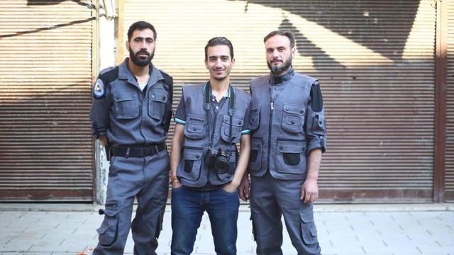 Voluntarios de los White Helmets. El del centro es Mahmoud.