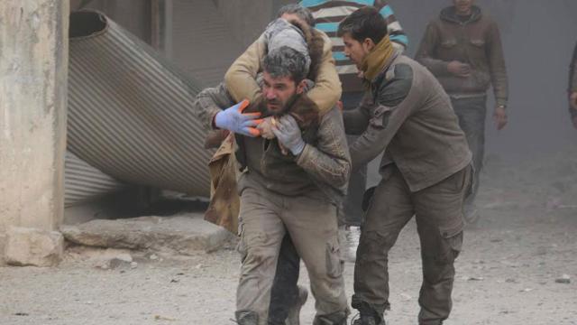Voluntarios en pleno rescate tras un bombardeo.