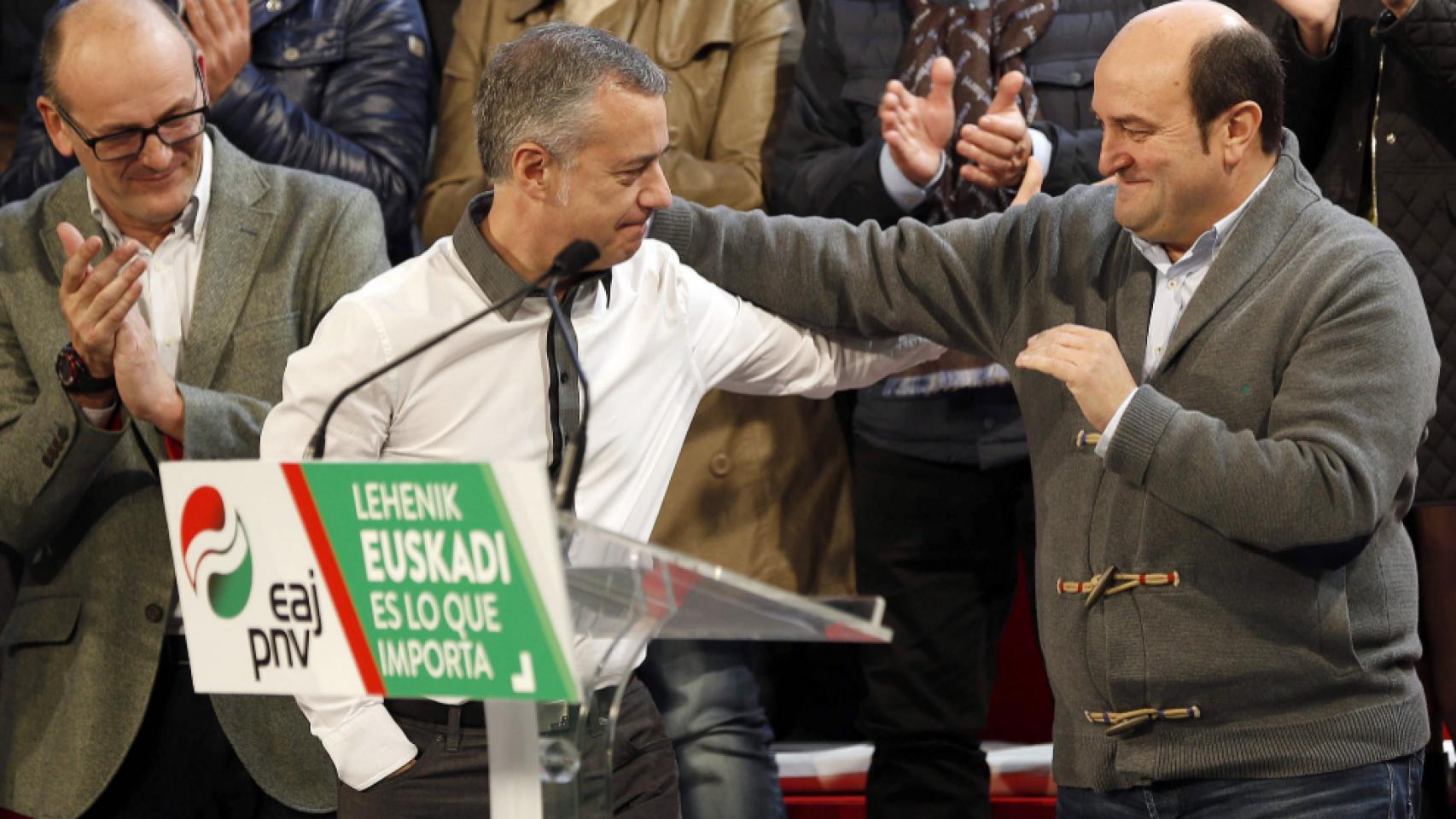 Urkullu con Ortuzar durante el mitin del PNV en San Sebastián.
