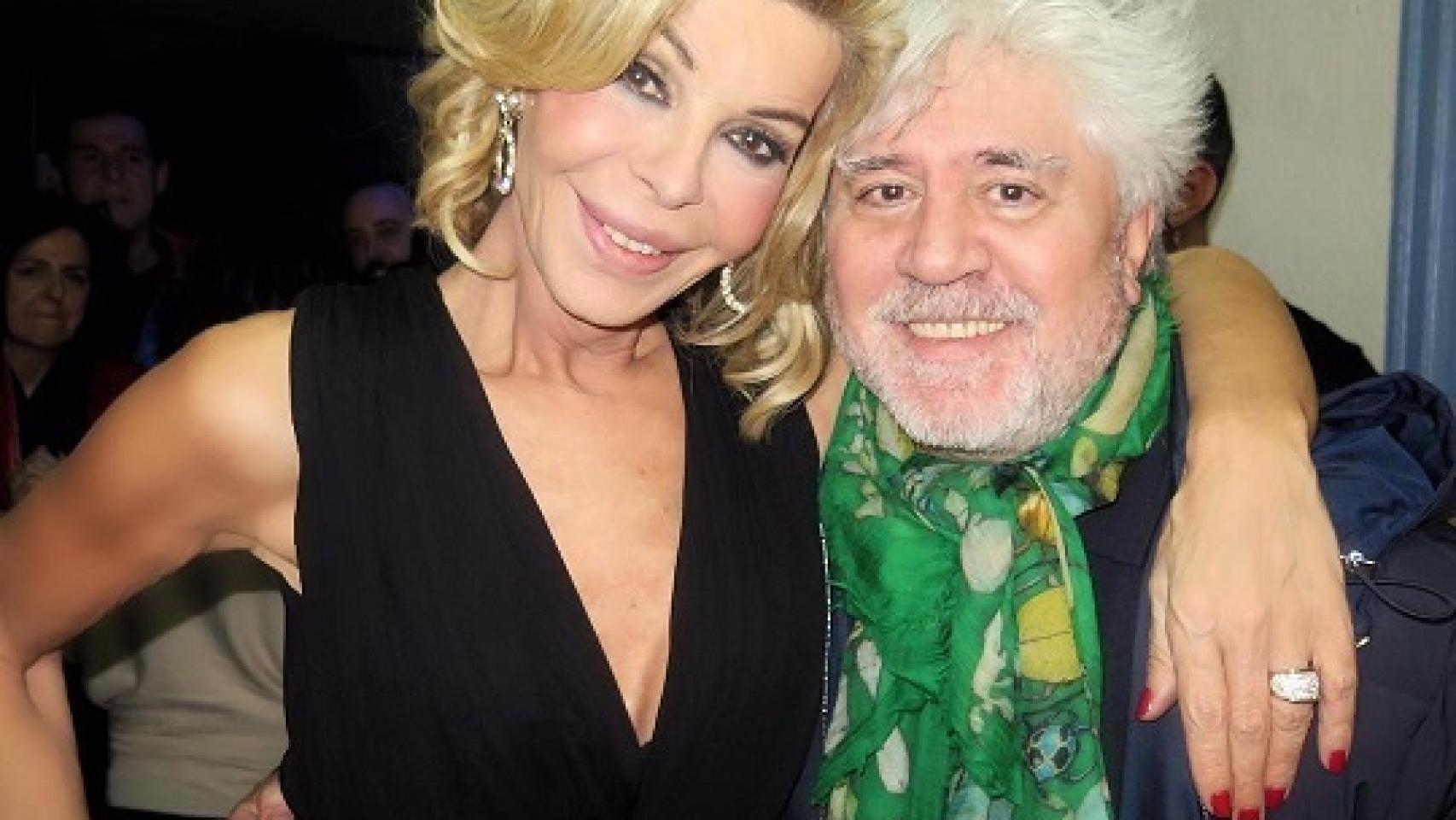 Pedro Almodóvar asistió al estreno de la función de Bibiana Fernández