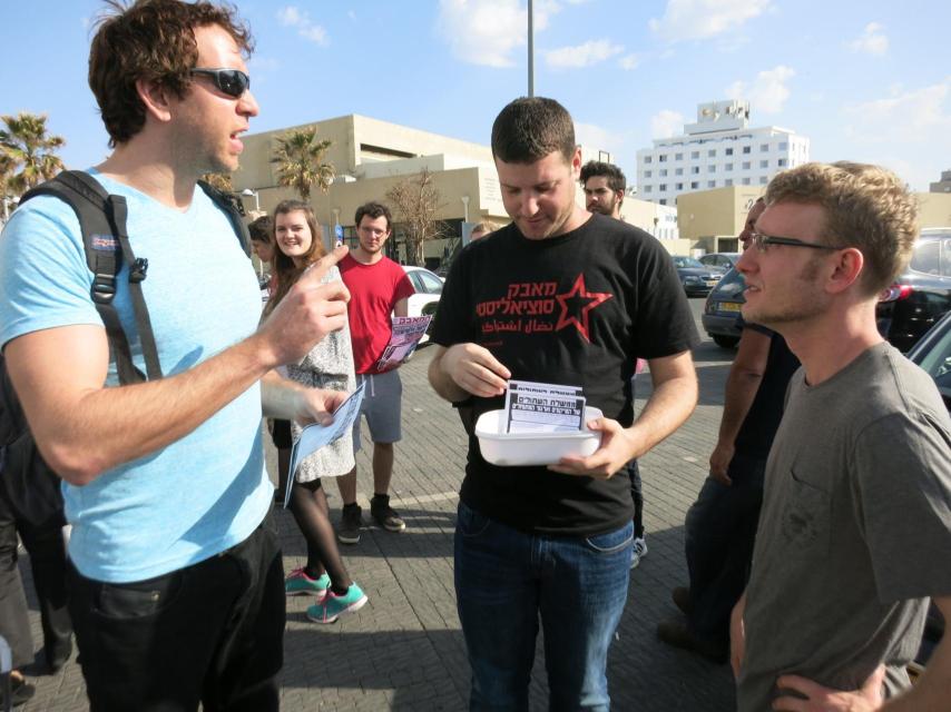 Yasha Marmer (derecha) discute con otro activista.