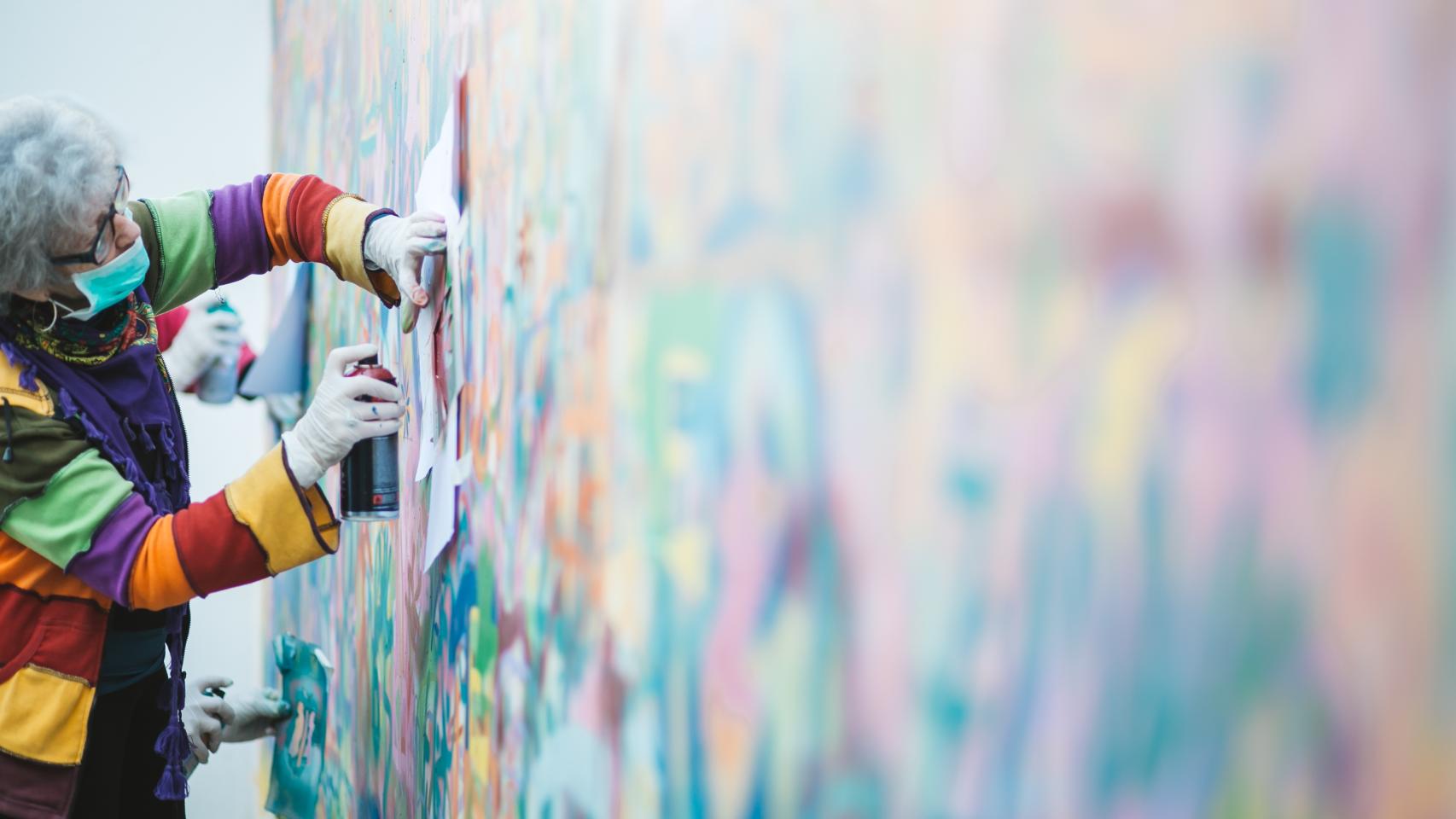 Una de las abuelas graffiteras en plena creación