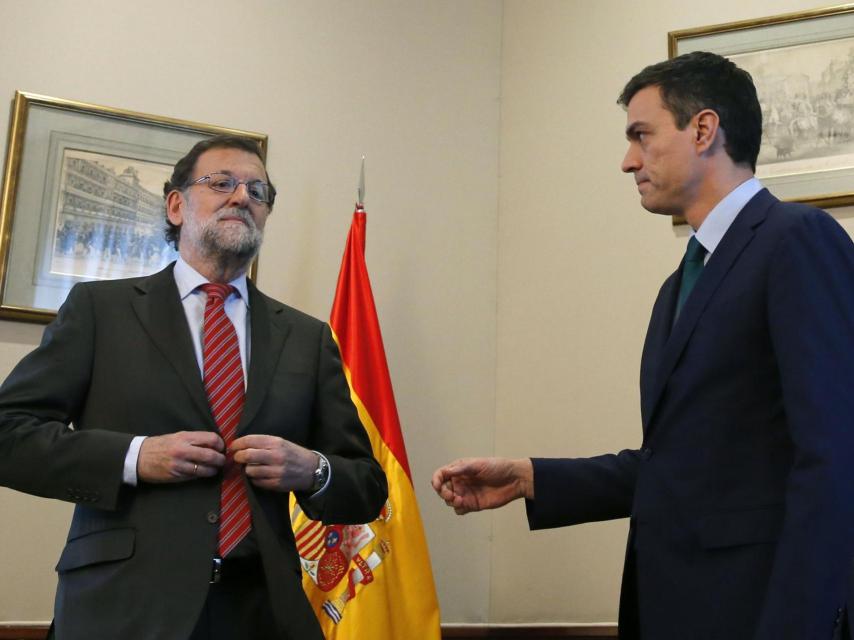 Rajoy se niega a estrechar la mano de Sánchez.