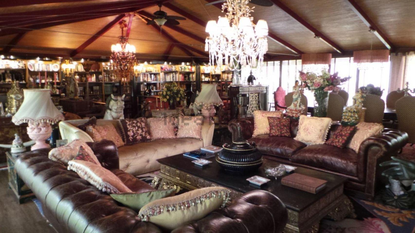 La casa cuenta con varios salones de grandes dimensiones