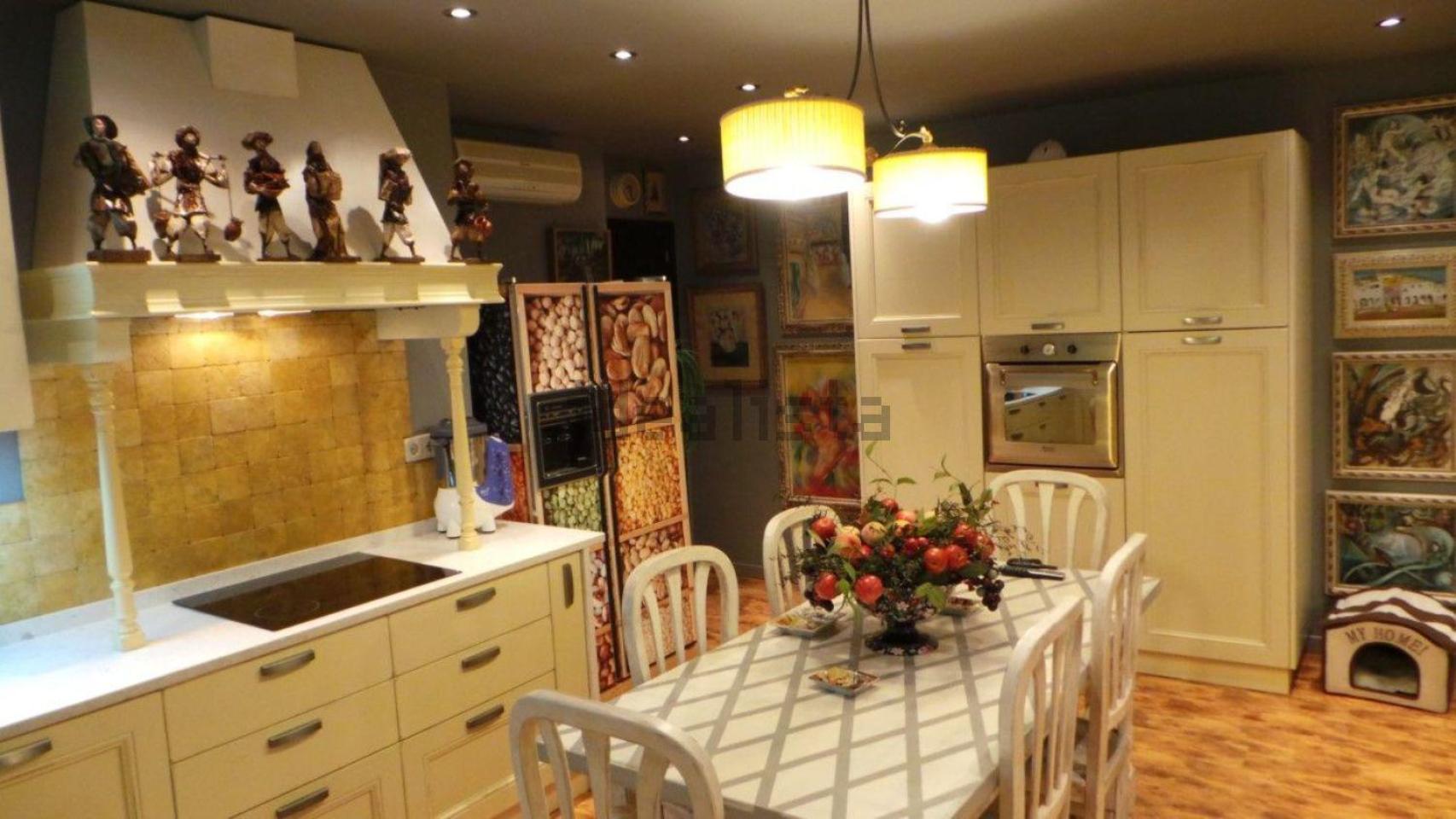 Cuenta con una amplia cocina totalmente equipada