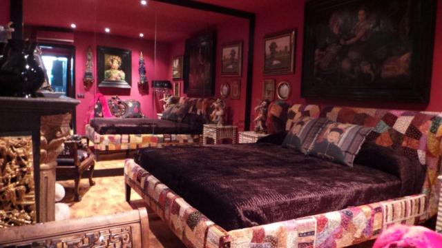 Otro amplio dormitorio decorado también en tonos violeta