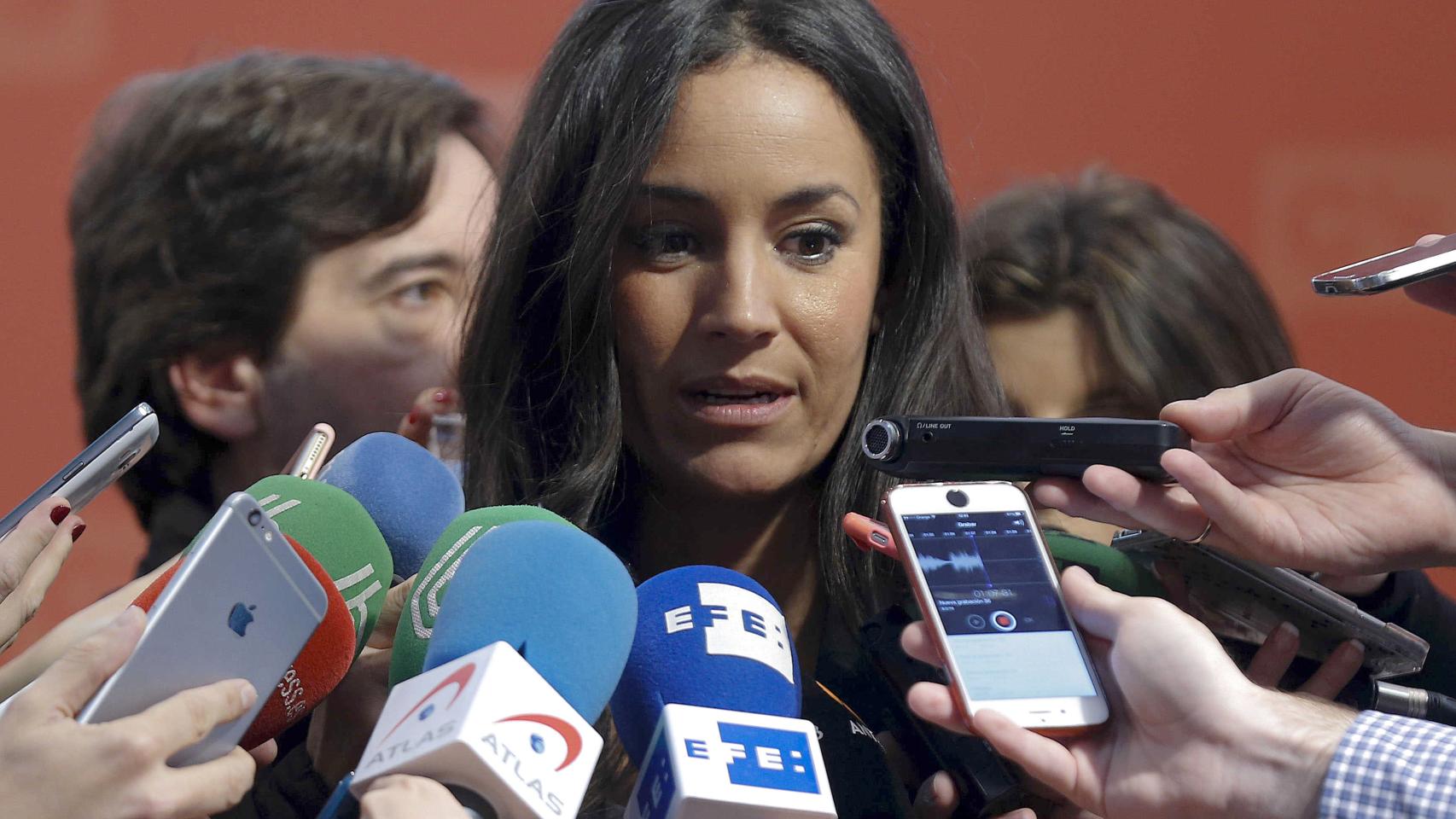 Begoña Villacís atiende a los medios en un acto reciente.