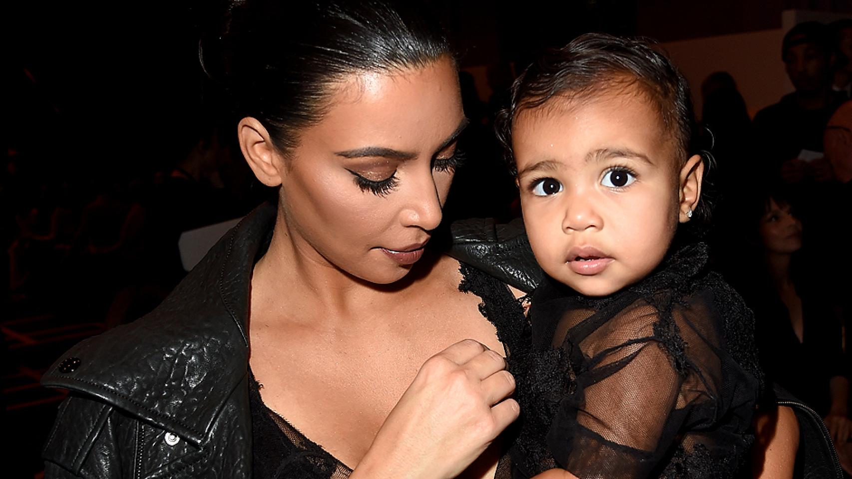 Kim con su hija de dos años, North West