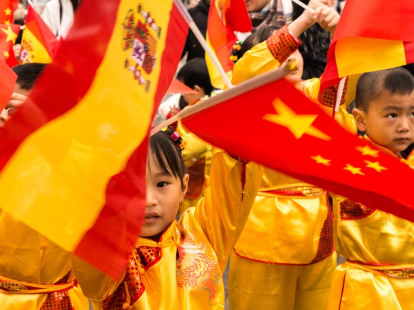 Niños chinos vestidos para el desfile