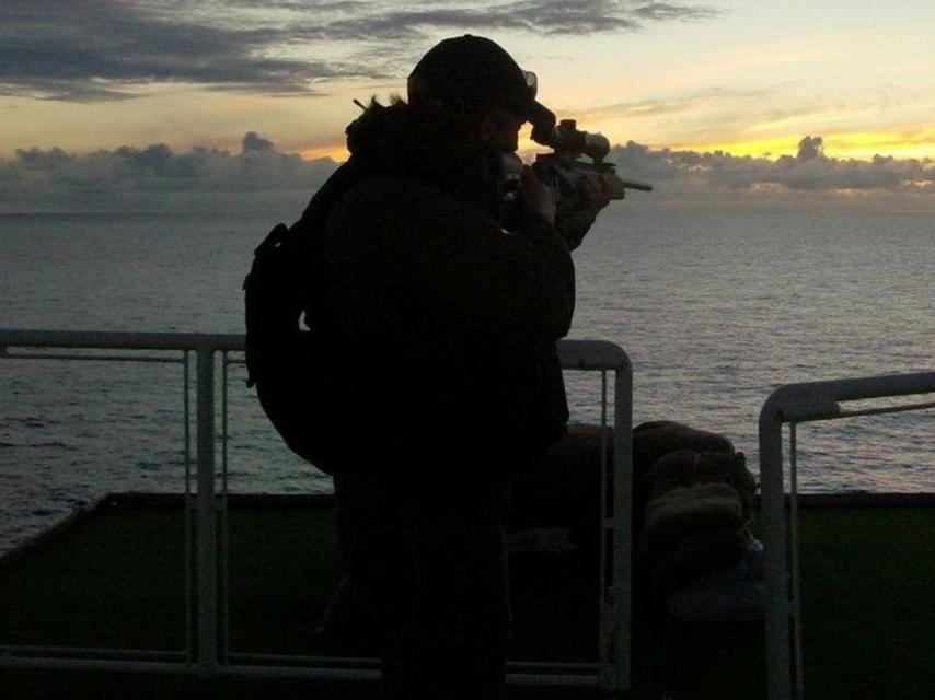 Un operario de una empresa de seguridad militar.