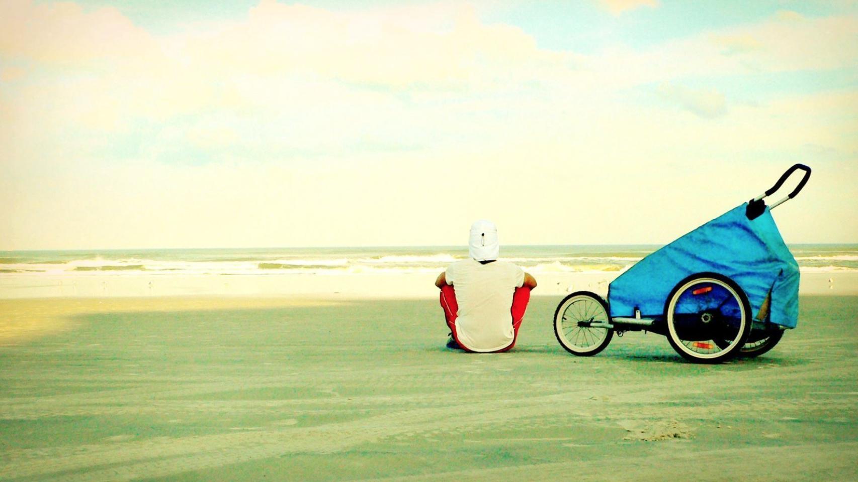 Nacho Dean, descansa junto a su carrito.