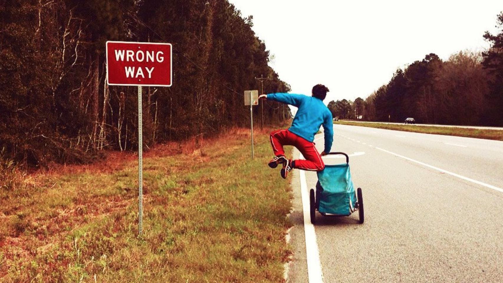 Nacho Dean camina por la carretera.