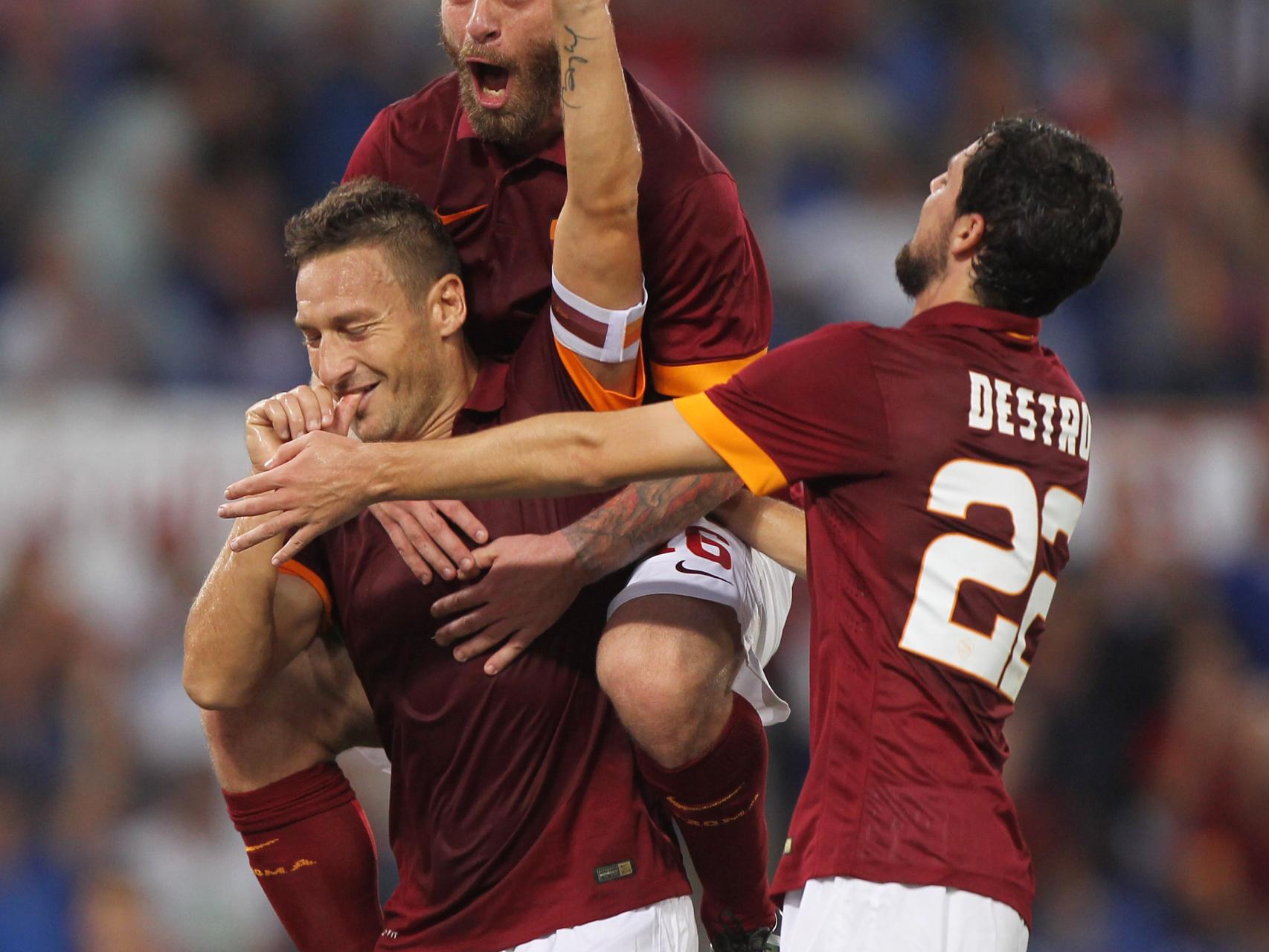 Totti acompañado de Destro y De Rossi