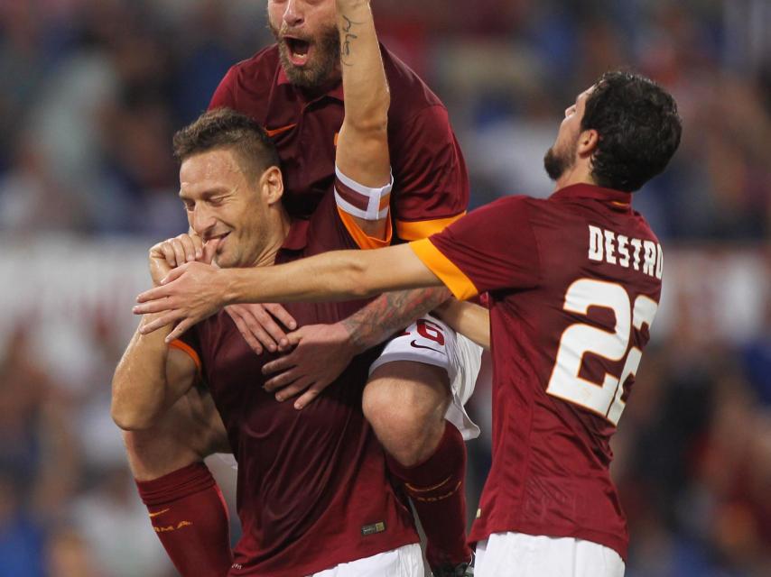 Totti acompañado de Destro y De Rossi