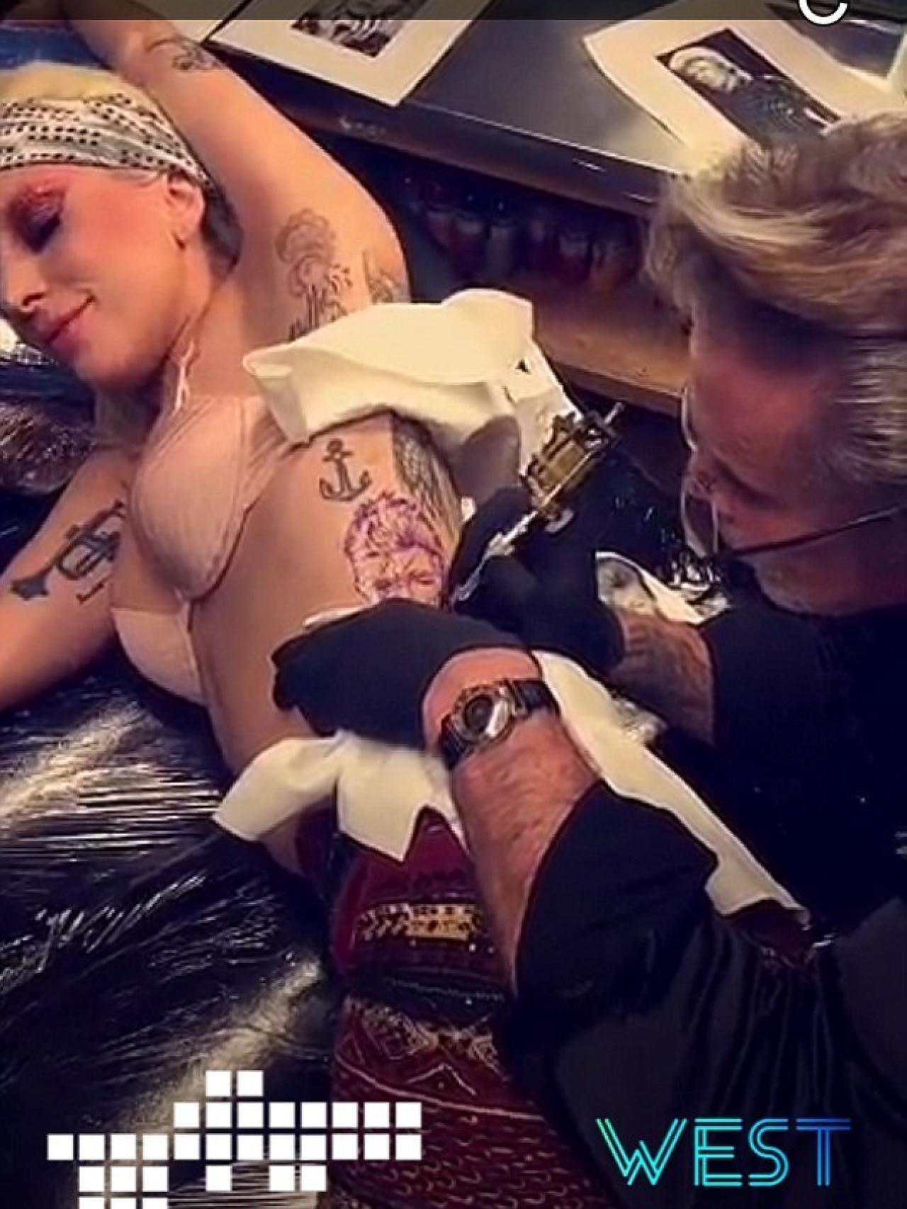 Lady Gaga mientras le tatúan la cara de David Bowie