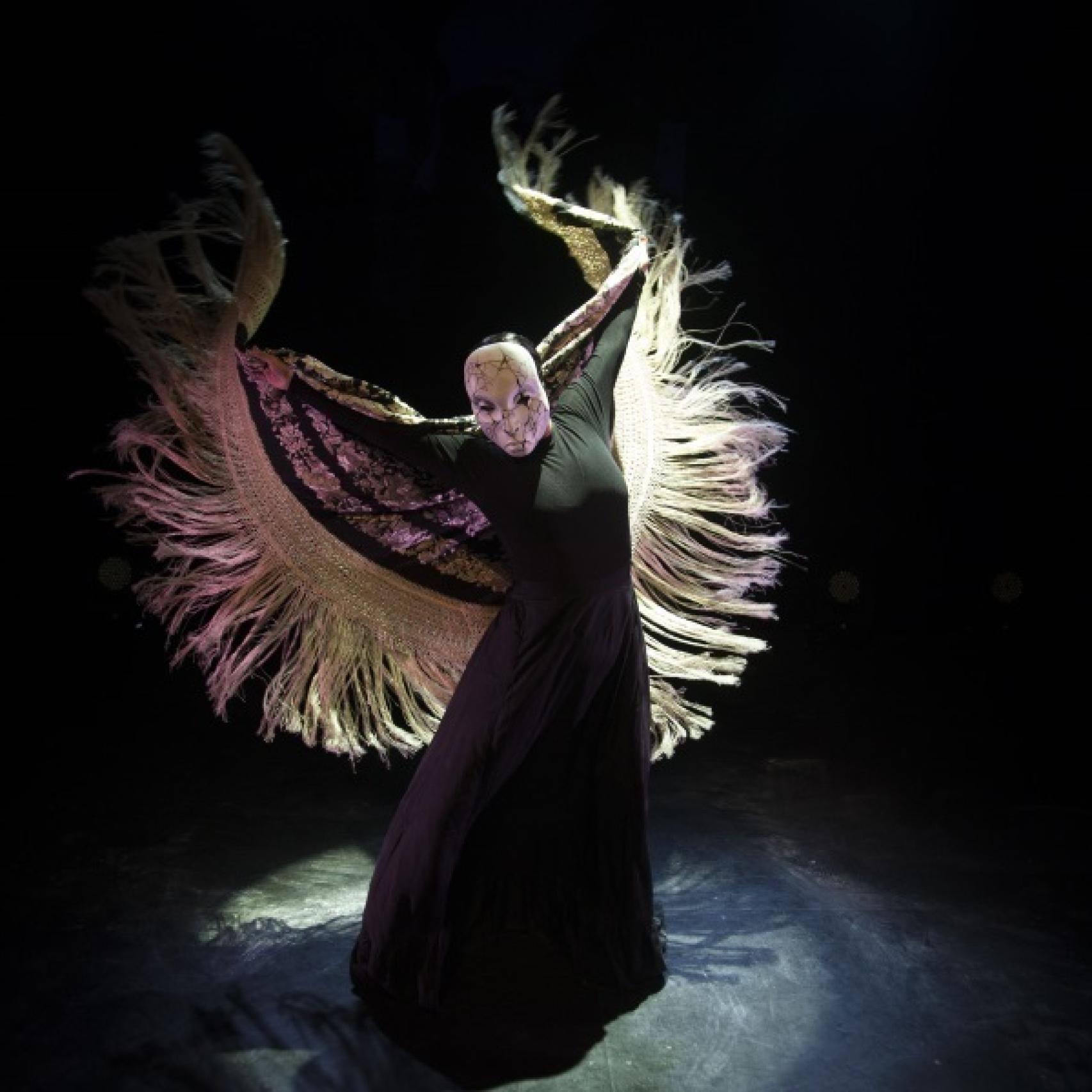 Eva Yerbabuena con la máscara.